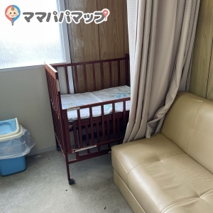 ベビーベッド、ソファー、ゴミ箱があり、授乳室内は広くてベビーカーも入ります。壁の上半分はすりガラスになっていますが、ソファー周りはカーテンを閉められるので気になりませんでした。