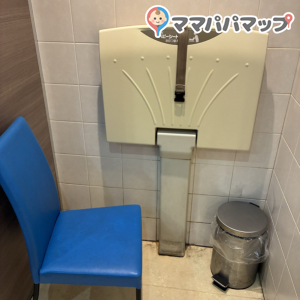 イス、ゴミ箱もあります