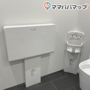 授乳室隣の身障者用トイレにオムツ替えシートありました。オムツ用のゴミ袋ありません。