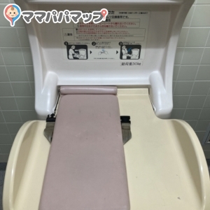 ベビーカーで入れる広さがあります。