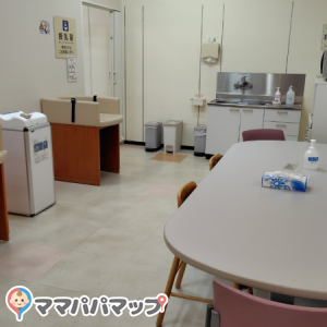 大きな机もあり広々