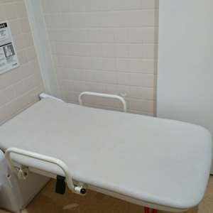 バリアフリートイレの中に介護用の大きなベットがあります。ゴミ入れもあります(家庭用ゴミは入れないで下さいと張り紙有り)オムツ捨ててもいいのかな？