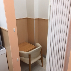 授乳室。左右に1組ずつ椅子とローテーブルがありました。