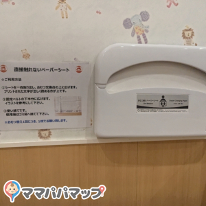 おむつ交換台の上に敷くシートがありました。ウイルス等気になりますので、大変ありがたいです。
