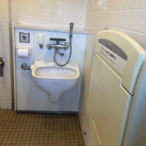 西ヶ原みんなの公園 南口広場多機能トイレのオムツ替え台情報 画像3
