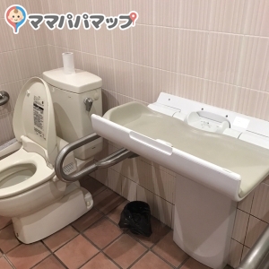 カラーズファミリー山陽マルナカ西宮店(1F)のオムツ替え台情報 画像1