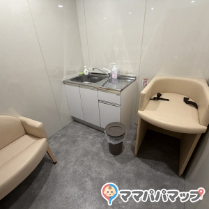 釣って見つけるぼうけんの国 豊橋店(2F)の授乳室・おむつ替え台の写真(1枚目)