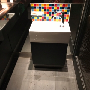 お手洗いは男女とも入り口横のバー突き当たり右側にあります