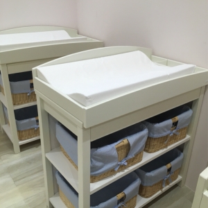 オムツ替え台。高さはあるが、狭い。寝返りすると落ちそうで怖い。