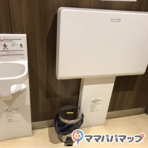奥のトイレのおむつ台綺麗でした