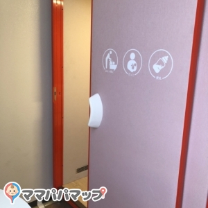 個室は一つです。鍵を内側から閉めることができます