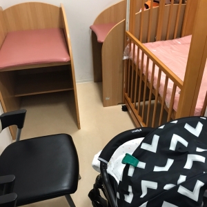 鍵付きの個室。入り口にプレートがあり、空いていれば入れます。