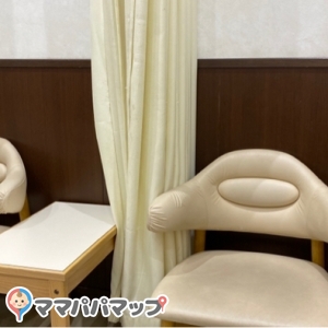 カーテン付きの授乳用椅子 二脚