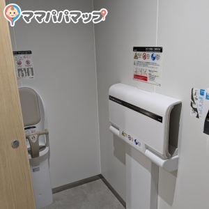 男性用トイレ内のおむつ替え台