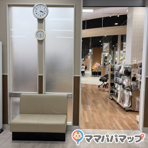 イオンモール橿原(2階 赤ちゃん休憩室)の授乳室・おむつ替え台の写真(1枚目)