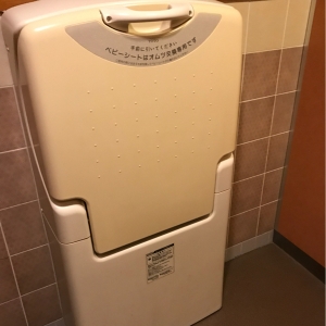 かごの屋長居西店(2F)のオムツ替え台情報 画像1