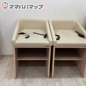 おむつ交換台とベッド