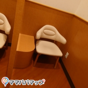 椅子の横に荷物置くスペース有り。