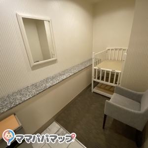 ベビーベッド、椅子、ゴミ箱、鏡あり。広さはベビーカーも入れるくらいです。