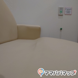 大人3人くらい座れそうなソファ！前の部分が少し高めにしてあって、姿勢よく授乳できる！（2ヶ月の子を縦抱きで授乳したがすごく楽だった）