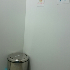 使用済みオムツはビニール袋に入れて捨てる様に書いてありました。(ビニール袋はオムツ交換台の所にありました。)