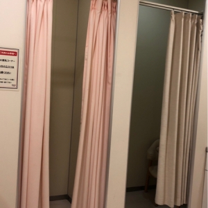 授乳室はカーテンで仕切られているだけですがカーテンは二重になってます。