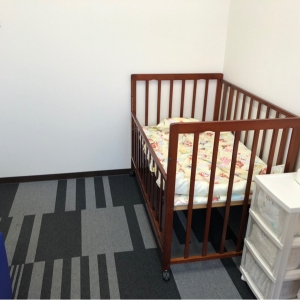 ベットとソファがある