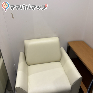 ベビーカーが入れる広さは助かるけどカーテンが施錠式ではなくマジックテープで固定する感じなので安心感は薄いです。旦那ときたので旦那がいると他の人が不安になりそうだから外のお店とか回りながら待ってもらいました