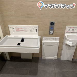 太子町役場　多目的トイレ(1F)のオムツ替え台情報 画像1