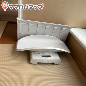 赤ちゃんスペースの畳のところに置いてあります、自由に使えます。