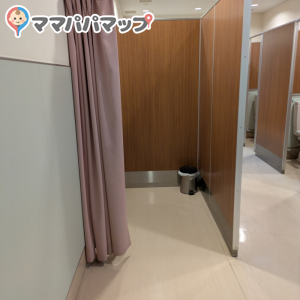 ホームセンターコーナン 府中四谷店(2F)の授乳室・おむつ替え台の写真(1枚目)