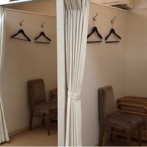 カーテンで仕切る個室が4室