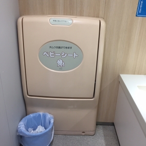 女性用トイレにオムツ台があります