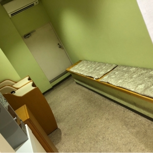 カーテン1枚開けると授乳中丸見えになってしまいます(p-q)