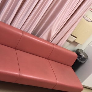 3人ゆったり座れるソファです。