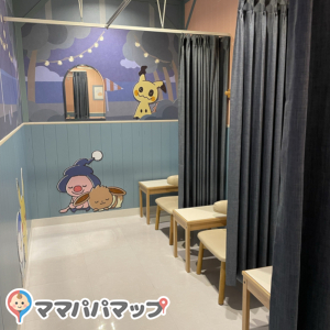 授乳室には3つ席がありますが、完全にカーテンで仕切りができるのは奥のみです。手前の席はカーテンで仕切ることができません。