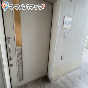 立体駐車場側の多目的駐車場近くです。