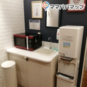 レンジ、調乳器、ゴミ箱、水道