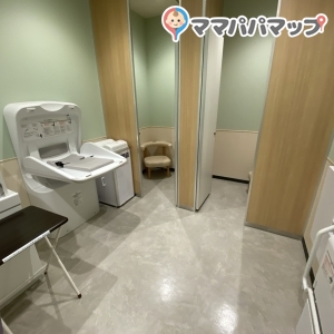スーパービバホーム八王子多摩美大前店(2F)の授乳室・おむつ替え台の写真(2枚目)