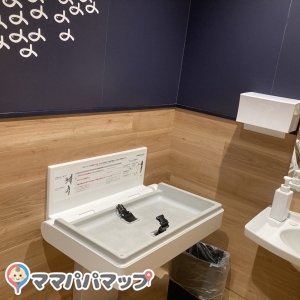 トイレの中にオムツ台有り