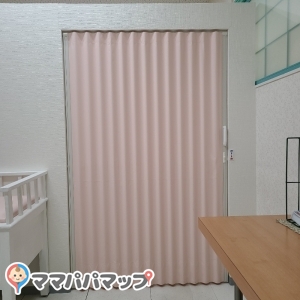 授乳室の入り口はカーテンで鍵がかかります。女性のみ入室可と表示がありました