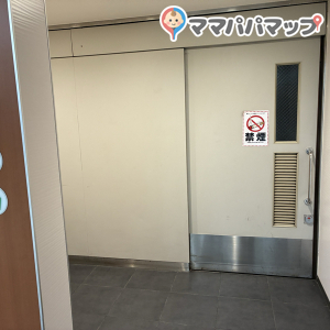 多目的トイレ入り口の左側におむつ台があります