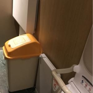 女子トイレの一個室にオムツ替えシート、オムツゴミ箱あります。