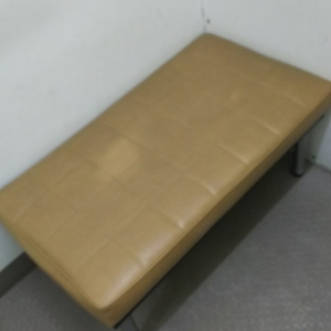 トイレの中に座るとこ有り