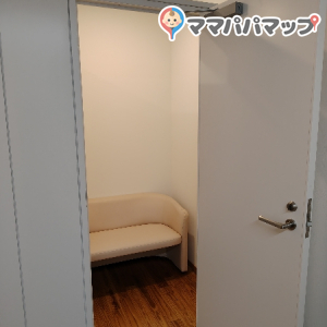 姶良市役所(1F)の授乳室・おむつ替え台の写真(1枚目)