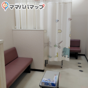 授乳室は2つカーテン仕切り、ソファ設置