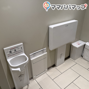 WACCA 池袋(5F 多目的トイレ)のオムツ替え台情報 画像2