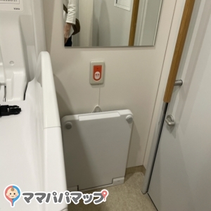 ベビーシートの隣には着替え台と鏡があります！