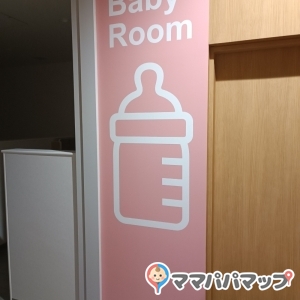 4階トイレの通路の一番奥にあります。