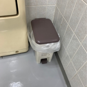 オムツ用ゴミ箱。開閉ペダル壊れていました。